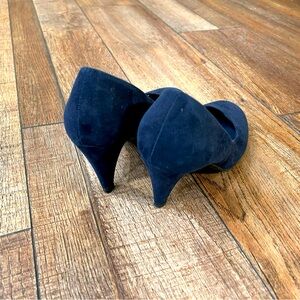 Cute navy blue heels.